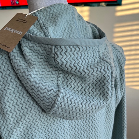 Patagonia Light Blue Zigzag Jacket with Beige Pocket - Picture 8 of 11